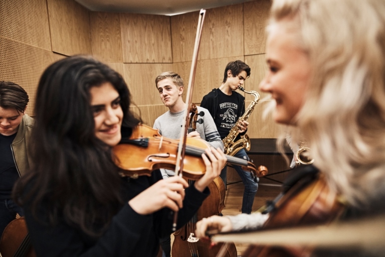 børn spiller på instrumenter