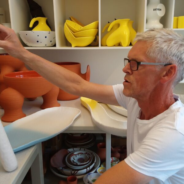 Keramisk forsamlingshus løfter ler som kunstart 