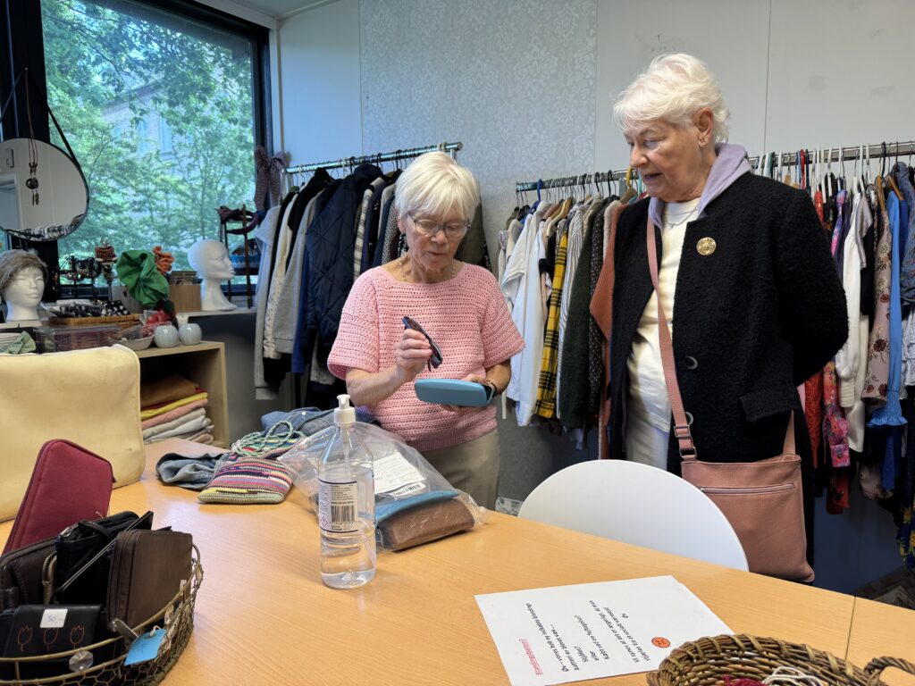Lise Guldmann, ordner tøjet i genbrugsbutikken