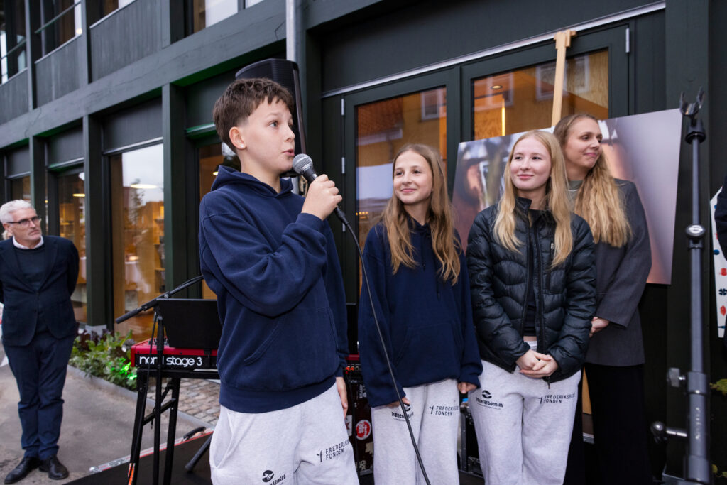 ungtrænere på scenen og fortæller