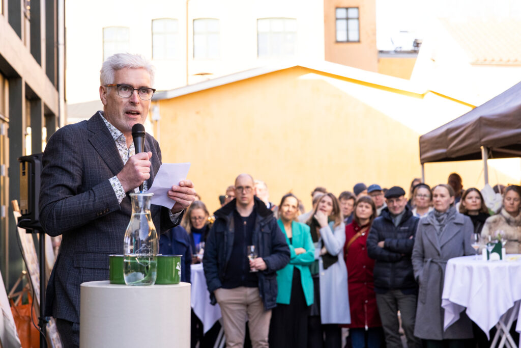 Martin Dahl holder tale ved indvieelse af Haver til maver huset